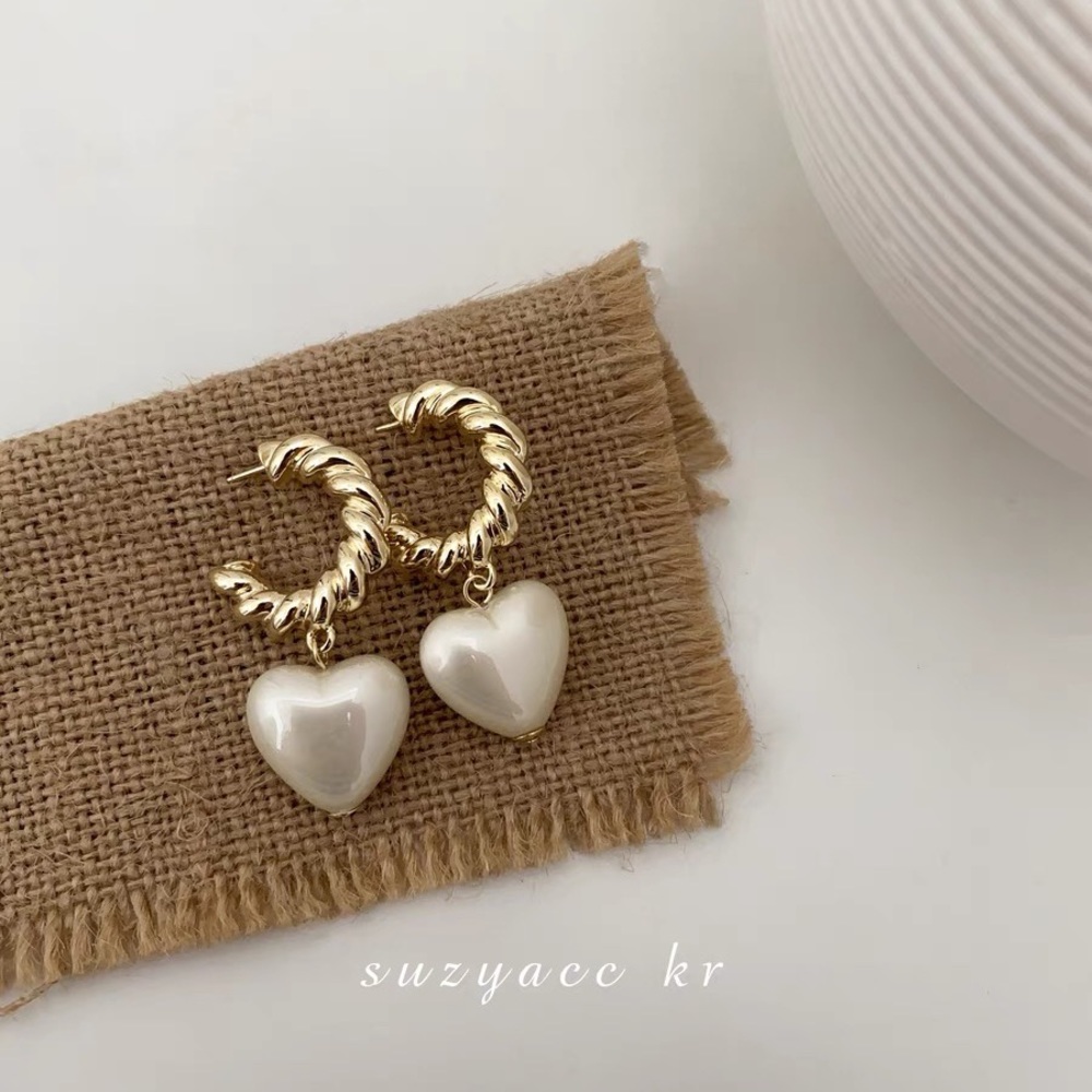 Chic pearly heart earring